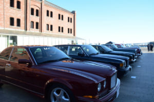 横浜港を背景に、近代のベントレーが並ぶ。