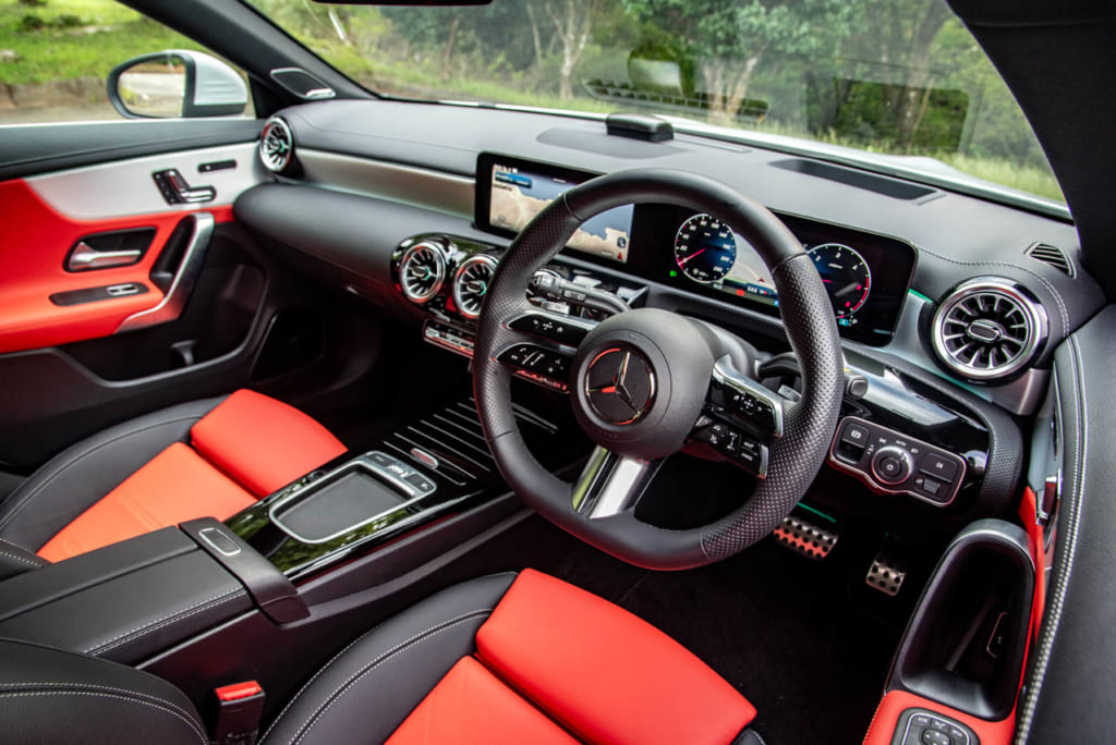 メルセデス・ベンツのステアリングを握りドライブしていると、その操作類にメルセデス・ベンツ独自の安全対策が施してあることに必ず気付く。写真はCLA／C118。