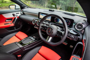 なぜ「ウインカーは左側」にあるのか。「日本の常識」を覆すISO規格と操作安全の論理【メルセデス安全原論 03】《LE VOLANT LAB》