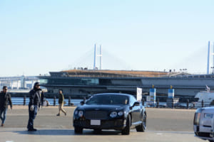 会場スタッフの指示に従って、ゆっくりと進入してくるベントレー・コンチネンタルGT。