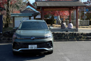 フォルクスワーゲン・ティグアン TDI 4モーション Rライン：LEDマトリックスヘッドライト「IQ.LIGHT」。フロントカメラで対向車や先行車を検知し、32個のLEDを個別にON／OFFすることで広範囲に視界を確保する