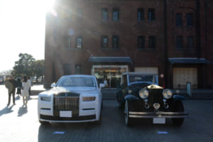 「ロールス・ロイス ファントム100周年記念展示」。左が最新のファントム・サルーン、右は今回の最古参車、1931年型ファントムIIブリュースター製コンバーチブル・クーペ。