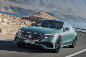 疲れないシートや快適な室内の環境安全性によりロングドライブでもメルセデス・ベンツを運転するのが楽しくなる。写真は現行Eクラス／W214。