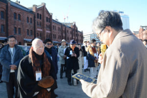 創立以来の古参メンバー、梅田さんの功績を称え、土田会長から記念の盾が贈られた。