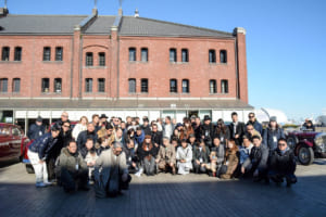 クラブメンバーと仲間たちが勢ぞろいして記念写真。