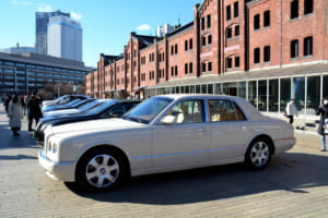 ロイヤルミルクティのような希少色のアルナージRも、若手ベントレー愛好家の所有車両。