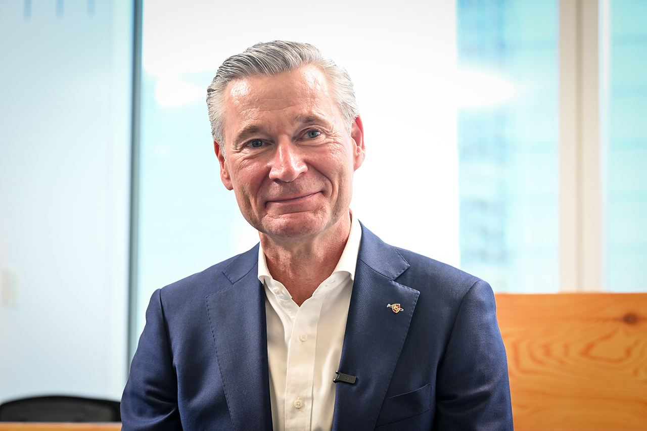 【インタビュー】なぜポルシェはエンジンを捨てないのか？ 新社長が「機械式時計」に重ねた共存の哲学《LE VOLANT LAB》