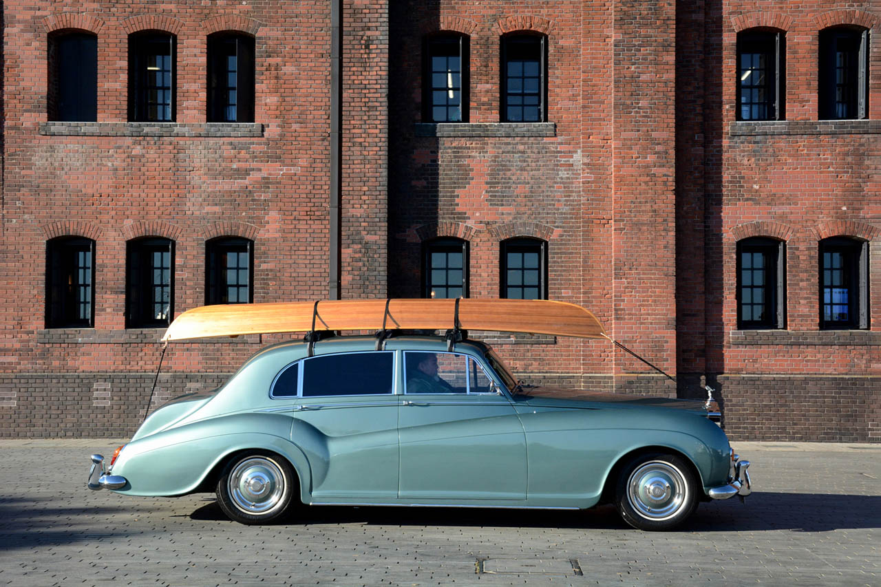 ルーフに乗せたカヤックが目立つが、実はクルマもロールス・ロイス・シルヴァークラウドIIIにジェイムズ・ヤングが特装ボディを架装した希少なスペシャル。