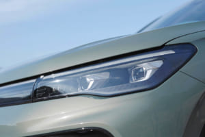 フォルクスワーゲン・ティグアン TDI 4モーション Rライン：LEDマトリックスヘッドライト「IQ.LIGHT」。フロントカメラで対向車や先行車を検知し、32個のLEDを個別にON／OFFすることで広範囲に視界を確保する