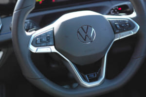 フォルクスワーゲン・ティグアン TDI 4モーション Rライン：すべてを画面だけでのタッチ操作とせず、優先順位の高い操作系は、センターコンソールのダイヤルのほか、ステアリング周りの物理スイッチでも操作可能だ。