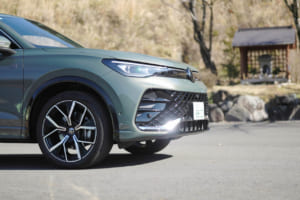 フォルクスワーゲン・ティグアン TDI 4モーション Rライン：LEDマトリックスヘッドライト「IQ.LIGHT」。フロントカメラで対向車や先行車を検知し、32個のLEDを個別にON／OFFすることで広範囲に視界を確保する