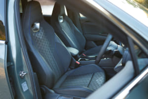 フォルクスワーゲン・ティグアン TDI 4モーション Rライン：シートは、リラクゼーション機能付き専用デザインのファブリックシート。パワー調整機能やシートベンチレーションを備えたレザーシートは、パッケージオプションで選択可能。