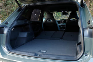 フォルクスワーゲン・ティグアン TDI 4モーション Rライン：もともとクラストップレベルの荷室容量を備えたティグアンだが、新型ではさらに37L拡大され652Lを誇る。リアシートを倒せば最大1650Lにまで拡張可能だ。