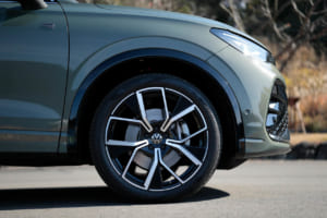 フォルクスワーゲン・ティグアン TDI 4モーション Rライン：標準装着のアルミホイールは8.5×20。タイヤはピレリ「SCORPION VERDE」の255/40R20。