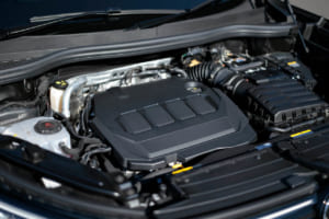 フォルクスワーゲン・ティグアン TDI 4モーション Rライン：エンジンは、2.0L直列4気筒ディーゼルターボの「EA288 evo」型を搭載。最高出力193ps/3500-4200rpm、最大トルク400Nm/1750-3250rpmを発生させる。SCRシステムを2基備え、窒素酸化物（NOx）の排出量を削減する、ツインドージングシステムを搭載する。