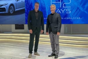 BMW日本法人のピーター・レナート氏（左）とトヨタの清水 竜太郎氏（右）