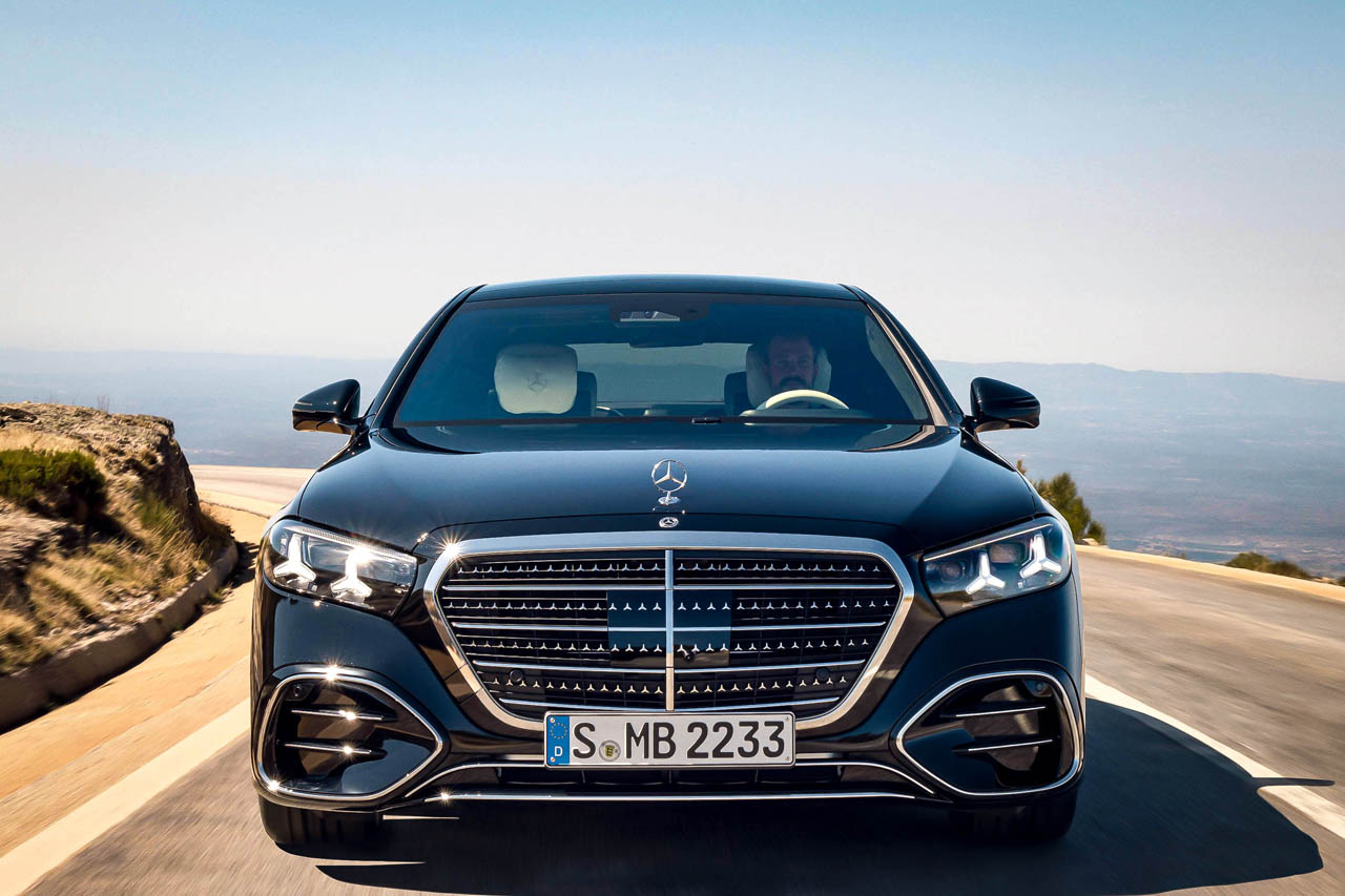 【写真86枚】メルセデス・ベンツ新型「Sクラス」世界初公開。V8継続、航続100kmのPHEV、そして革新のMB.OS。世界最高の1台はどこまで進化したのか？