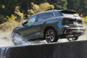 フォルクスワーゲン・ティグアン TDI 4モーション Rライン：道の上を川が流れる、いわゆる「洗い越し」はもはや全国でも珍しい存在。美しい自然の中、水が流れる道を車で渡るという不思議な体験ができる「田野川の洗い越し」。アクセス路は見通しの悪いところもあるのでくれぐれも安全運転で。