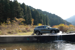 フォルクスワーゲン・ティグアン TDI 4モーション Rライン：道の上を川が流れる、いわゆる「洗い越し」はもはや全国でも珍しい存在。美しい自然の中、水が流れる道を車で渡るという不思議な体験ができる「田野川の洗い越し」。アクセス路は見通しの悪いところもあるのでくれぐれも安全運転で。