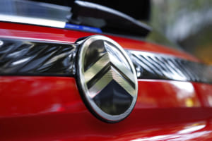 シトロエンC3 マックス ハイブリッド：シトロエン創業時のロゴをオマージュした最新のシトロエンロゴを採用。新ロゴはアルミベースで表面に細いラインの印刷を入れて精緻な表現を狙っている。