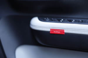 シトロエンC3 マックス ハイブリッド：アームレストの小さな赤いハッピータグには「be happy」「feel good」「be cool」「have fun」の4つの言葉が配されており、クスッとさせられる。