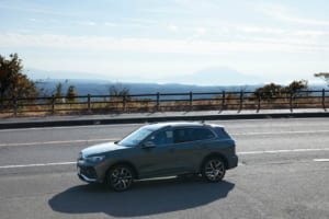 フォルクスワーゲン・ティグアン TDI 4モーション Rライン：国道223号線（霧島バードライン）からは、遠くに桜島が見える。トルクが厚いティグアンは上りが続き速度が落ち気味になっても軽くアクセルペダルを踏み足す程度で速度を回復させることができる。