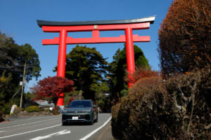 フォルクスワーゲン・ティグアン TDI 4モーション Rライン：「本殿、幣殿、拝殿」が国宝に指定されている霧島神宮。