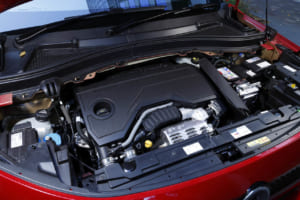 シトロエンC3 マックス ハイブリッド：パワートレインは1.2L直列3気筒ガソリンターボエンジンに、電動モーターを組み合わせた48Vマイルドハイブリッドシステムを搭載。