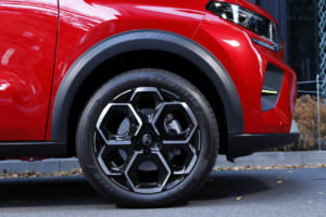 シトロエンC3 マックス ハイブリッド：試乗車のMAXには、17インチのダイヤモンドカットアロイホイールを標準装備。PLUSには、17インチスチールホイールにツートンカラーのフルサイズホイールキャップを標準設定。