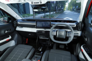 シトロエンC3 マックス ハイブリッド：ダッシュボードには水平を基調とした、フラットでワイドなインストルメントパネルを配置し、運転者の視線移動を最小限に抑えて必要な情報を表示するなど、運転に集中できる設計となっている。