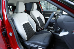 シトロエンC3 マックス ハイブリッド：シートにライトグレーのファブリックと合成皮革（TEP）レザーを組み合わせたアドバンストコンフォートシートを採用。10mm厚のクッションはまさにソファのような座り心地。