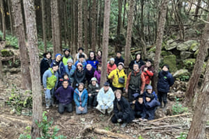 道なき森へ、守り手と共に。ディフェンダーが日本の「流域再生」に車両と2000万円を支援