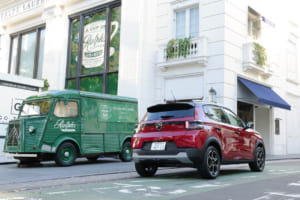 シトロエンC3 マックス ハイブリッド：フロントフェイス同様に、リアビューにも新世代シトロエンデザインを踏襲。試乗車のボディカラーはルージュエリクシール。そのほか、ブルーモンテカルロ、ブライトブルー、ブランバンキーズの4色をラインナップ。MAXグレードはバイトーンルーフ、PLUSははボディ同色ルーフ設定となる。