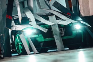 「新型ベントレーが工場内でドリフト!?」666psの怪物「スーパースポーツ」が本社敷地を蹂躙する、衝撃の映像作品