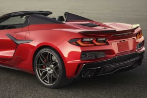 最強の自然吸気V8が日常へ。コルベットZ06の内装刷新に見る「成熟」と、限定車サントリーニの誘惑