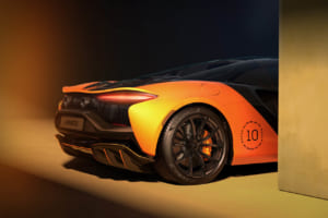 【世界限定10台】そのロゴを凝視せよ。マクラーレン「アルトゥーラ・スパイダー」F1王座10冠を祝う、粋な“隠し絵”