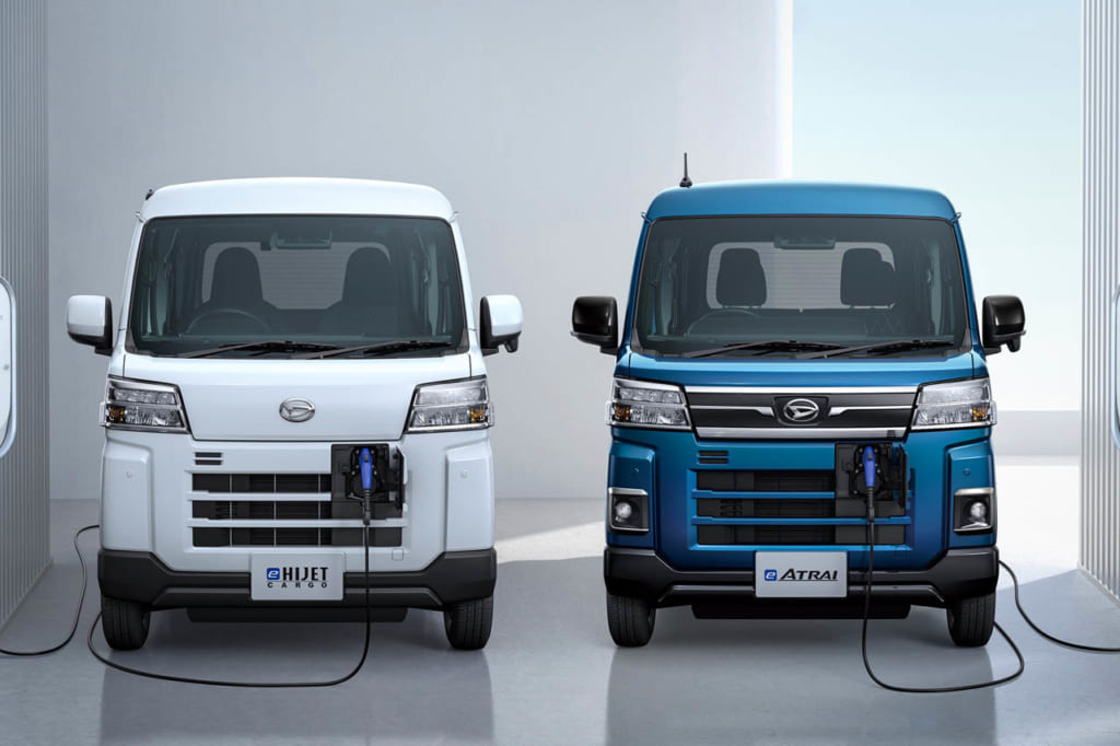ダイハツ e-ハイゼット カーゴ（左）とe-アトレー（右）