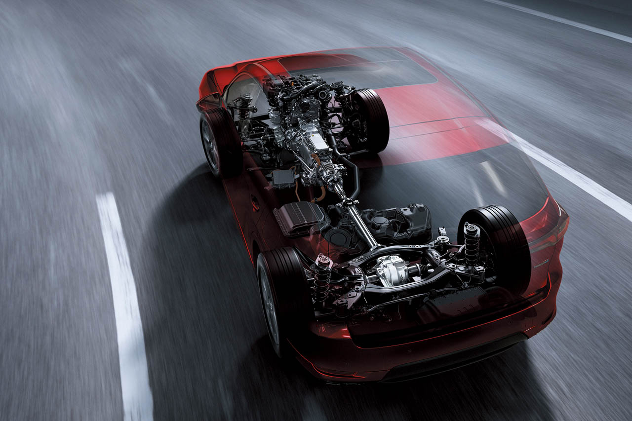 ミッションには自社開発のトルコンレス8速ATを採用。ダイレクト感も効率に貢献するほか、コンパクトなスペースでの4WD化にも貢献している。熟成が進んだCX-60のマイナーチェンジ後モデルやCX-80ではシフトショックやノイズの大幅低減に成功している。