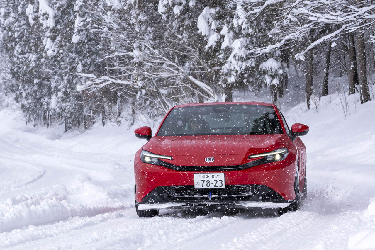 【冬のオトナ女子旅】相棒は赤い新型プレリュード。雪道を駆け抜け「積善館」へ、ホンダ最新の“非日常”を走る〈PR〉