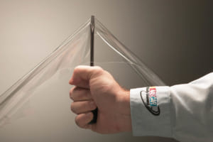 ペイントプロテクションフィルム（PPF）は柔軟性、耐摩耗性、伸縮性を備え、透明度の高いポリウレタン製。