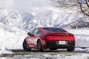 ホンダ・プレリュード：抑揚のあるなめらかなボディラインに加え、ショートホイールベース＆ワイドトレッドと、低重心でダイナミックな走りを想起させるエクステリアを纏う。