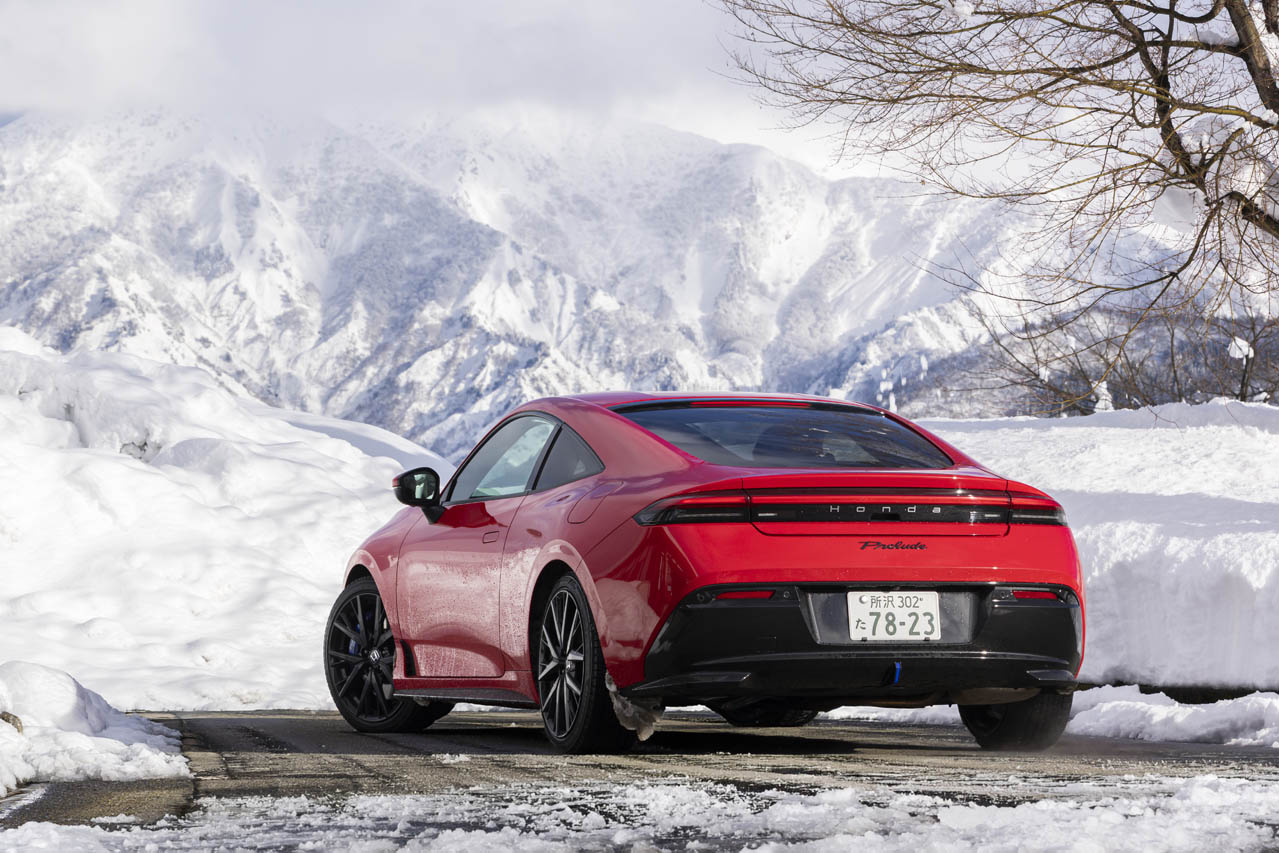 ホンダ・プレリュード：抑揚のあるなめらかなボディラインに加え、ショートホイールベース＆ワイドトレッドと、低重心でダイナミックな走りを想起させるエクステリアを纏う。