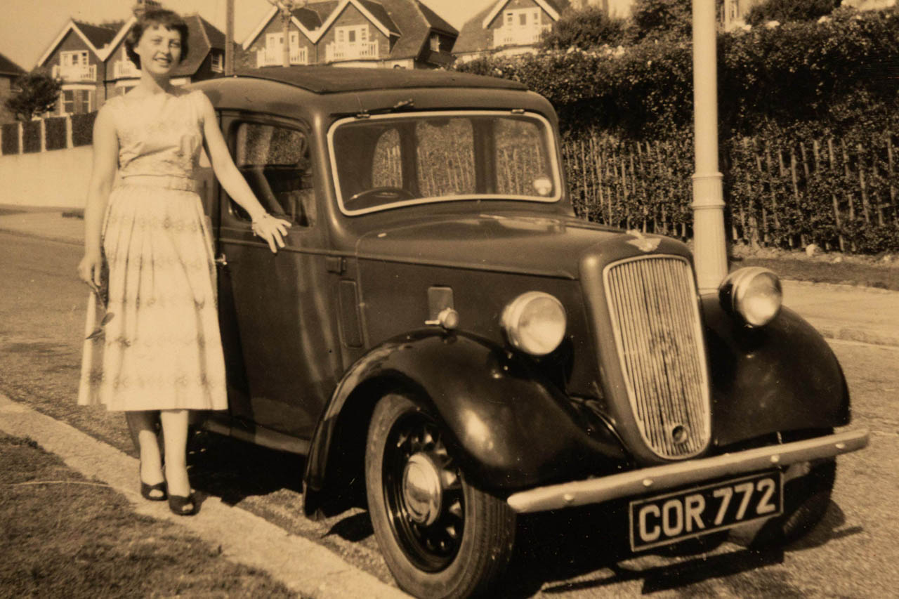 1956年、結婚当時のオードリー夫人とオースチン7