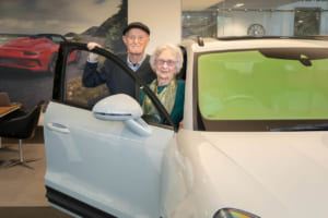 ポルシェ・マカンを愛車に選んだ、デレク・エバンス氏とオードリー夫人