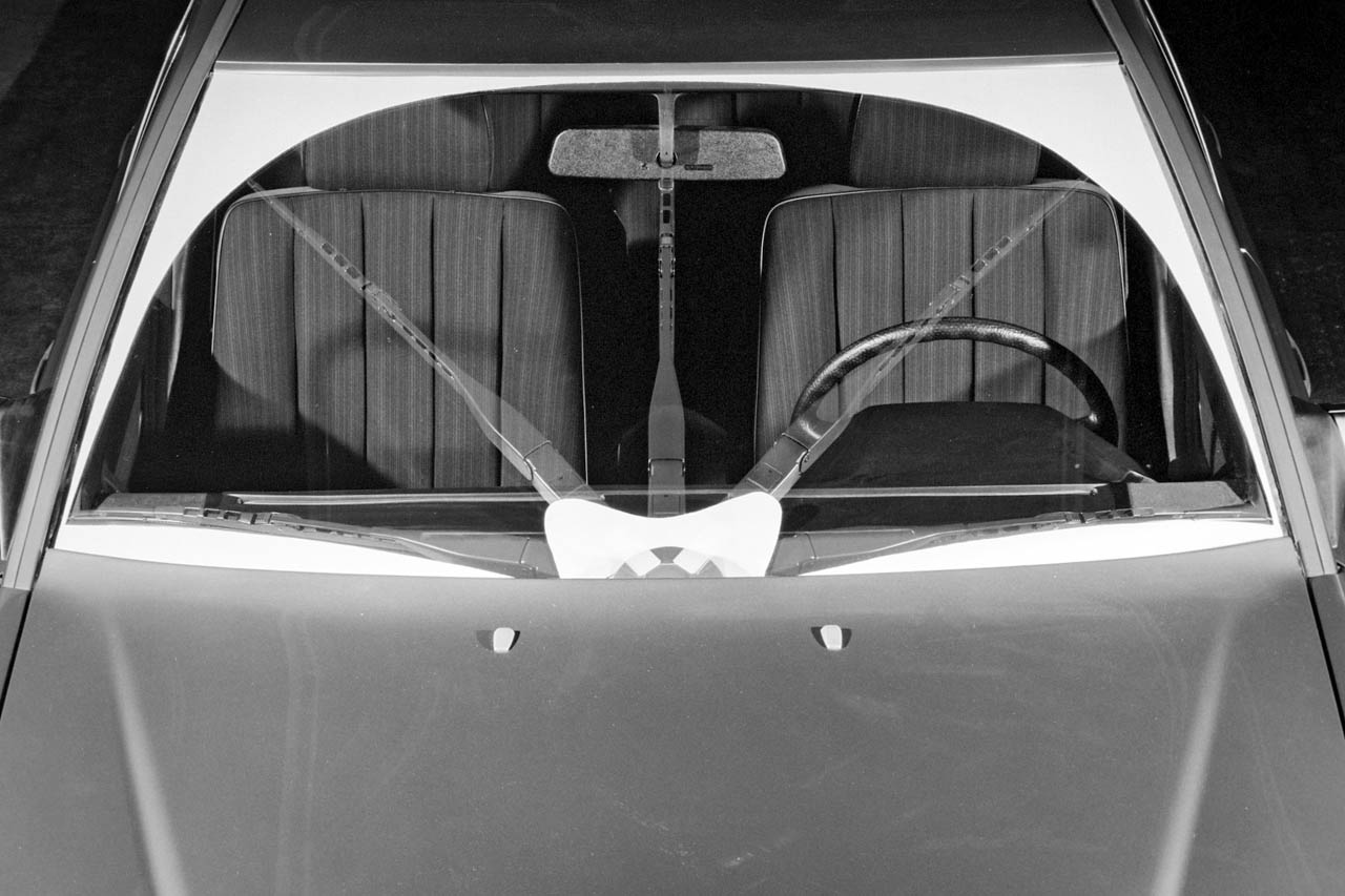 なぜ「一本ワイパー」は姿を消したのか。W124が誇った「86％の視界」と、空力が導いた進化の必然【メルセデス安全原論 04】《LE VOLANT LAB》