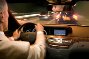 事故が差し迫った場合のSクラス／W221を運転するドライバーの瞬間反応。ブレーキアシストプラスとプレセーフを組み合わせることで、差し迫った事故の前から作動する独自の安全システムを装備。