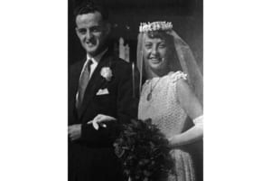 1956年に結婚したデレク・エバンス氏とオードリー夫人