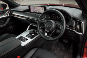 各モデルに新設定されたXDドライブエディションだが、上位車種のCX-60とCX-80にはさらに上質なナッパレザーパッケージが用意されている。そのナッパレザーパッケージは、インパネデコレーションパネルがコードバン調ブラック合成皮革(カッパー色のステッチ入り)となるほか、BOSEサウンドシステムが標準装備され、自動防眩ルームミラーがフレームレスになるなど、ベーシックなドライブエディションとは仕立てや装備が異なる。