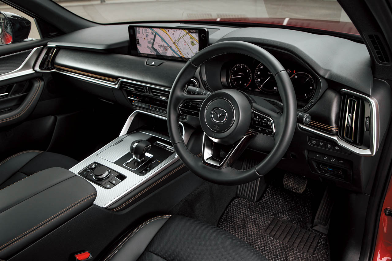 各モデルに新設定されたXDドライブエディションだが、上位車種のCX-60とCX-80にはさらに上質なナッパレザーパッケージが用意されている。そのナッパレザーパッケージは、インパネデコレーションパネルがコードバン調ブラック合成皮革(カッパー色のステッチ入り)となるほか、BOSEサウンドシステムが標準装備され、自動防眩ルームミラーがフレームレスになるなど、ベーシックなドライブエディションとは仕立てや装備が異なる。