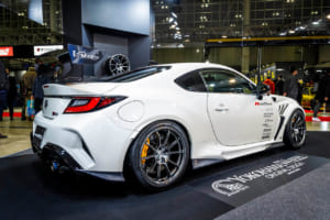 アドバン・レーシング RZ-F3（9.5J×18インチ）を装着した、オリジナル・ランデュースのトヨタGR86